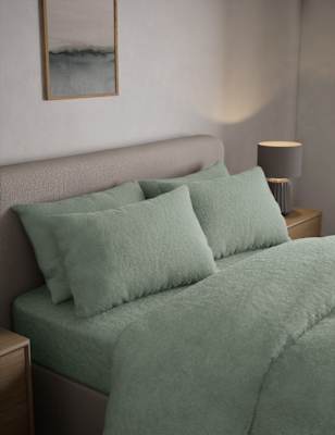 

M&S Collection Pack de 2 fundas de almohada polares con diseño de osito de peluche - Salvia, Salvia