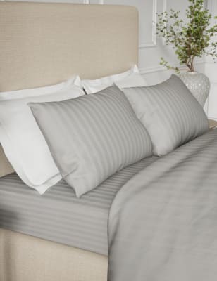 

M&S Collection 2er-Pack Kissenbezüge aus reinem Baumwollsatin mit Streifen - Silbergrau, Silbergrau