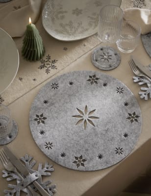 

M&S Collection Juego de 4 manteles individuales y 4 posavasos con estampado de copos de nieve - Mezcla De Tonos Grises Claros, Mezcla De Tonos Grises Claros