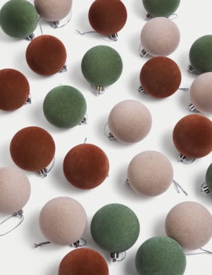 

M&S Collection Pack de 24 bolas irrompibles aterciopeladas de varios colores - Multicolor, Multicolor