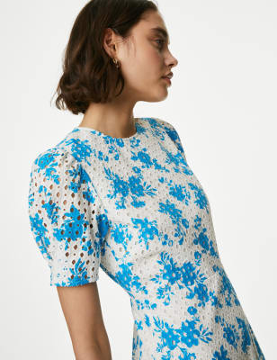 

Womens M&S Collection Midi-Teekleid aus reiner Baumwolle mit Durchbruchmuster und Blumenmuster - Blue Mix, Blue Mix