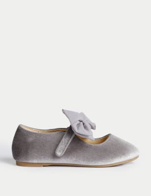 

M&S Collection Zapatos infantiles Mary Jane de terciopelo con lazo de velcro (4 pequeño-2 grande) - Silver, Silver