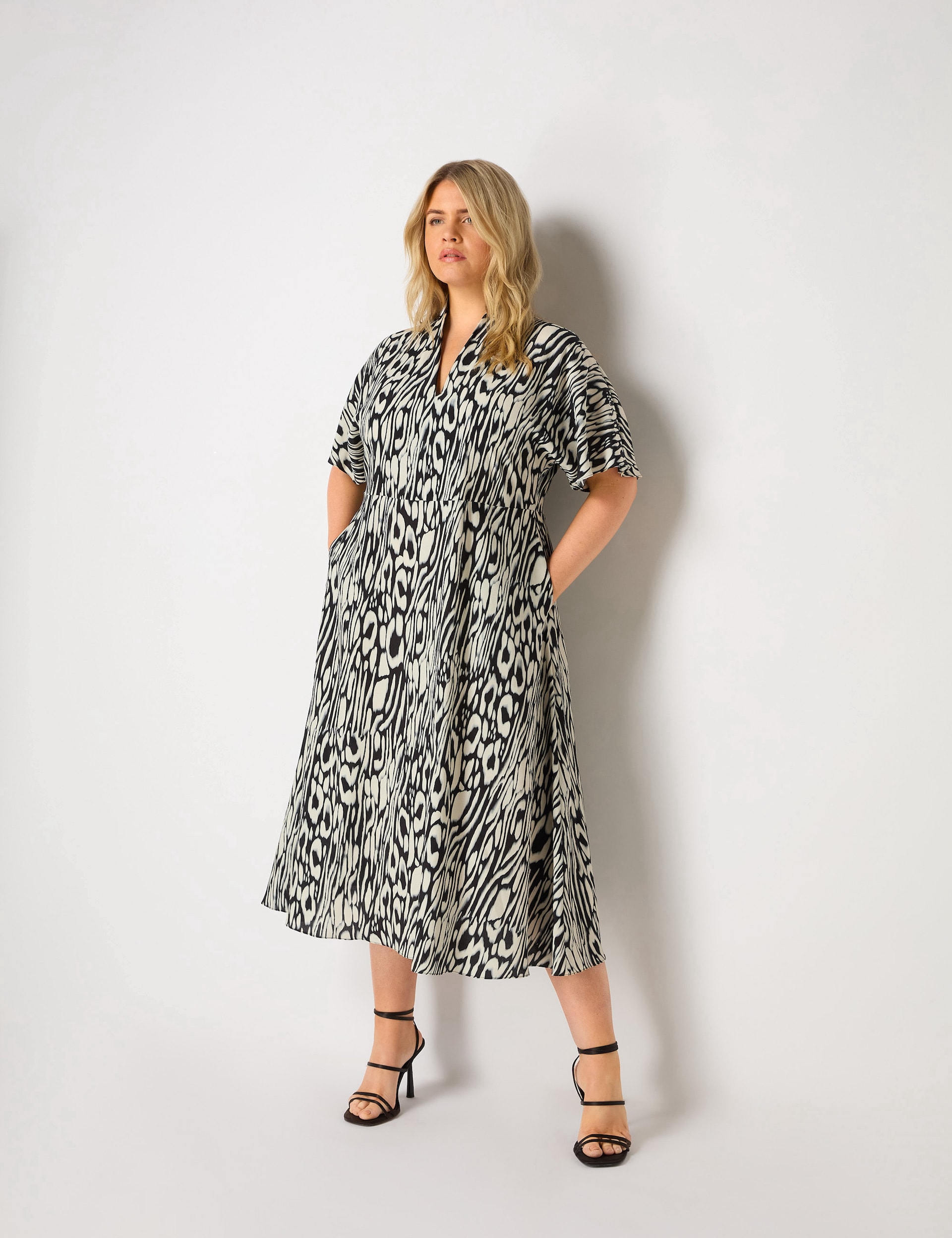 Live Unlimited London Women's Animal Print V-Neck Midi Relaxed Swing Dress - 28 - Black Mix, Black M