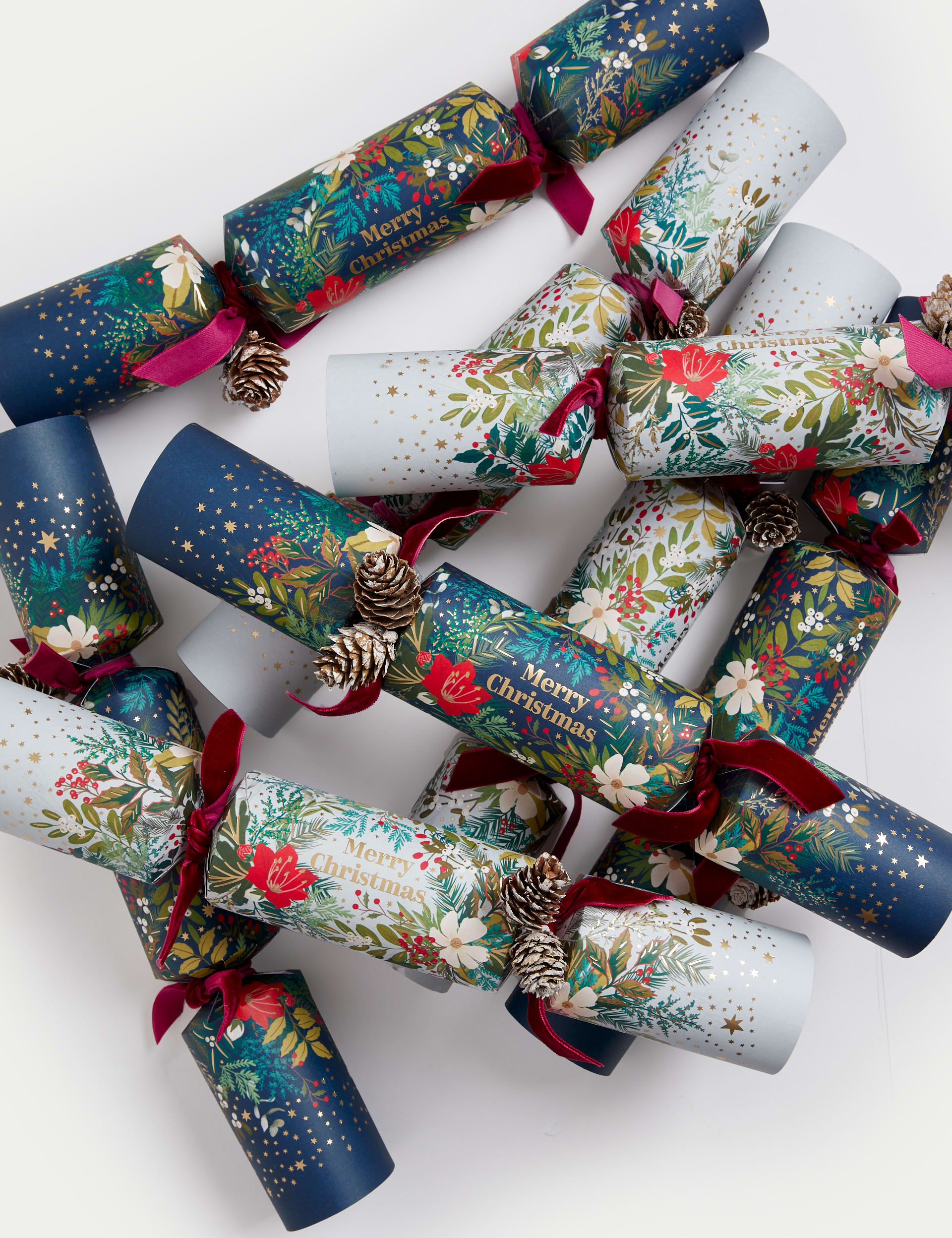 M&S 8 Luxury Christmas Crackers - Traditional Foliage Designs