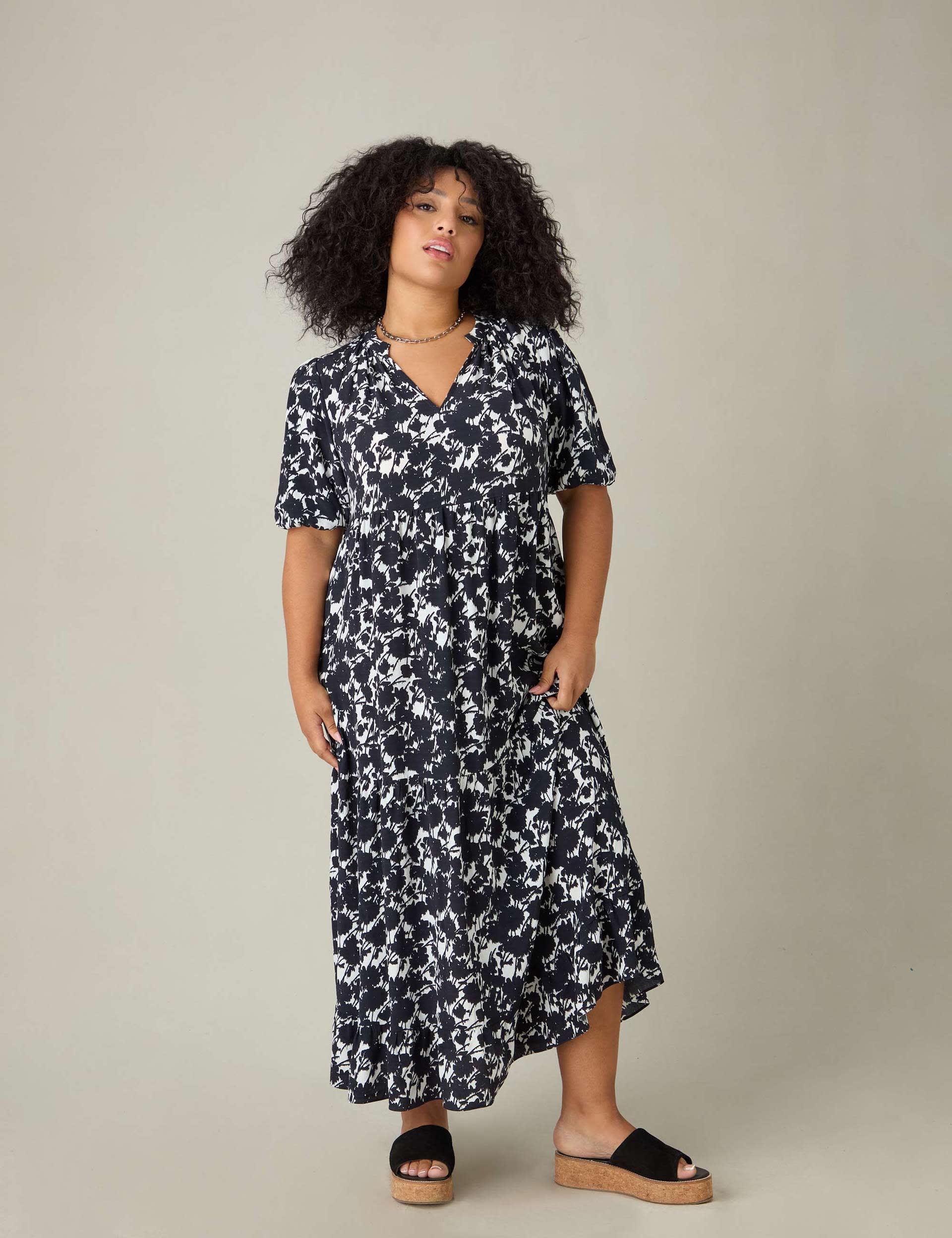 Live Unlimited London Women's Floral V-Neck Maxi Tea Dress - 22REG - Black Mix, Black Mix