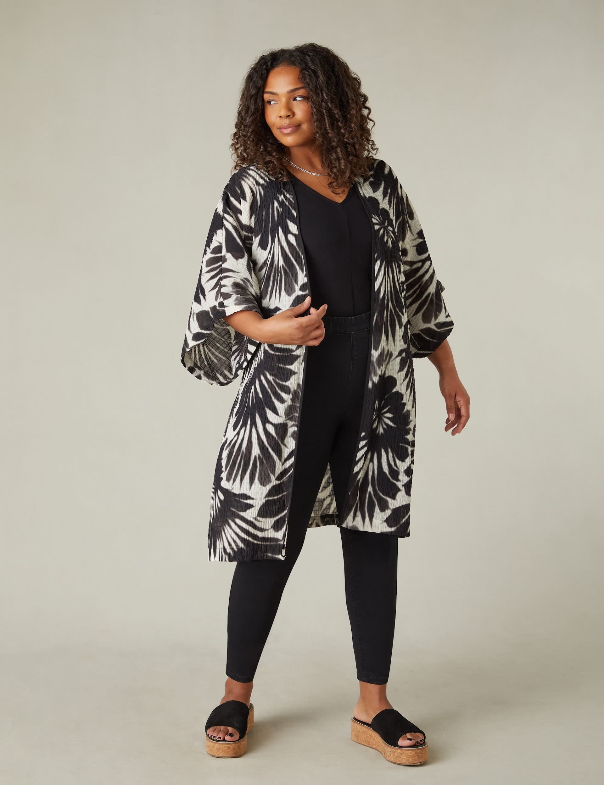 Live Unlimited London Women's Leaf Print Textured Relaxed Longline Kimono - 16 - Black Mix, Black Mi