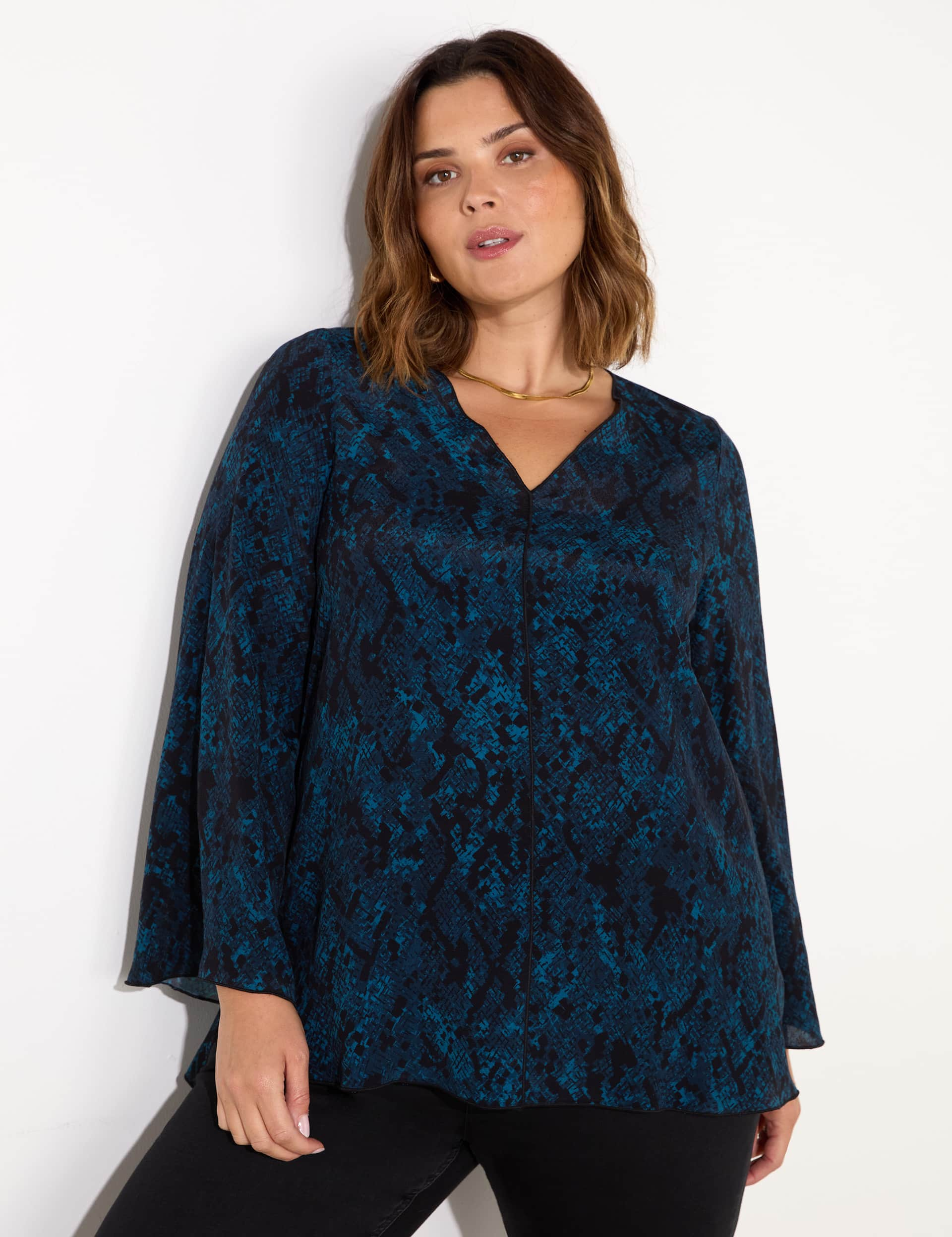 Live Unlimited London Women's Snake Print V-Neck Blouse - 22 - Blue Mix, Blue Mix