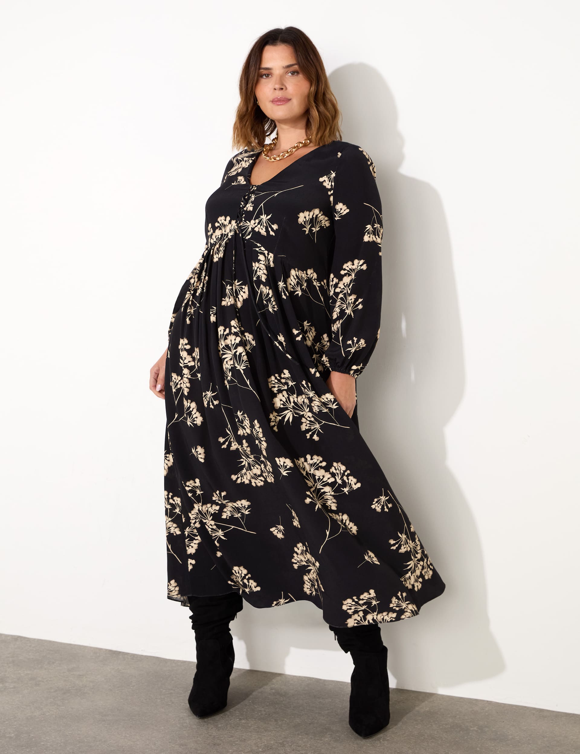 Live Unlimited London Women's Floral V-Neck Midaxi Swing Dress - 22REG - Black Mix, Black Mix