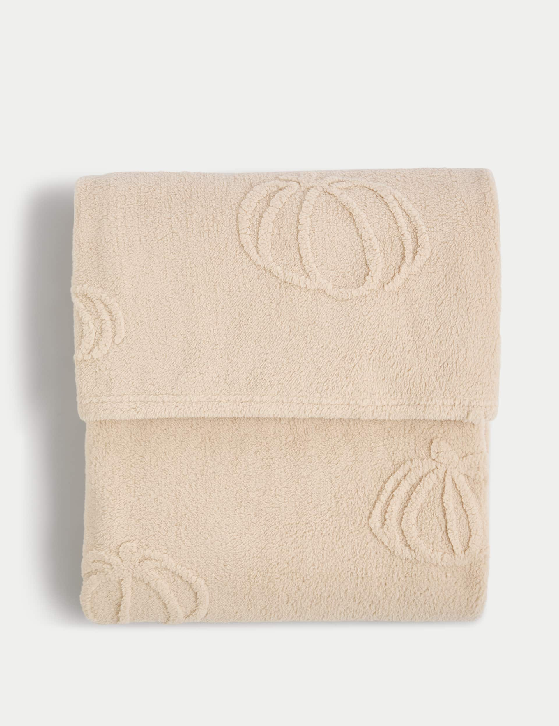 M&S Fleece Pumpkin Throw - Cream, Cream