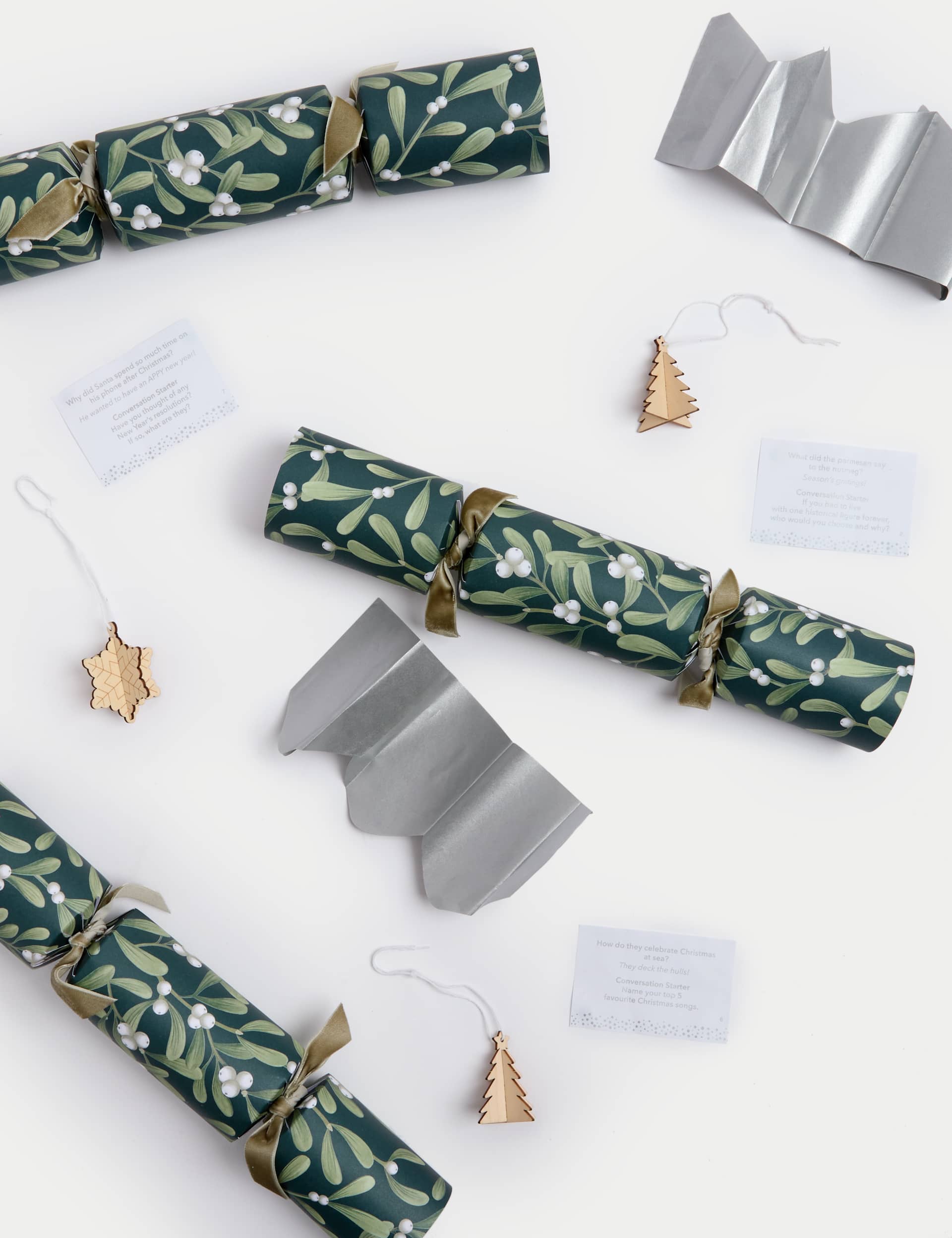 M&S 8 Christmas Crackers - Mistletoe Design