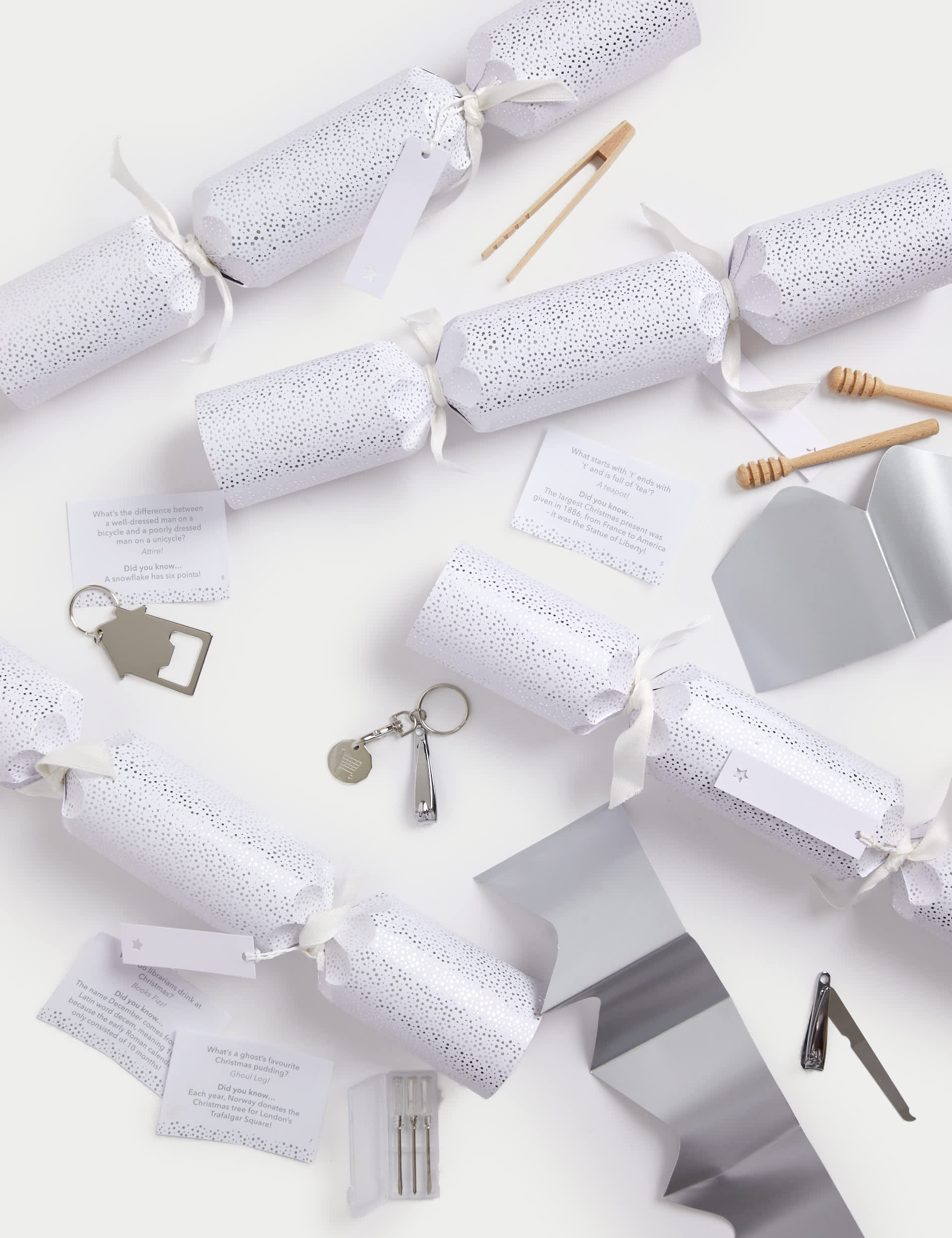 M&S 8 Luxury Christmas Crackers With Name Tags - Silver & White Design