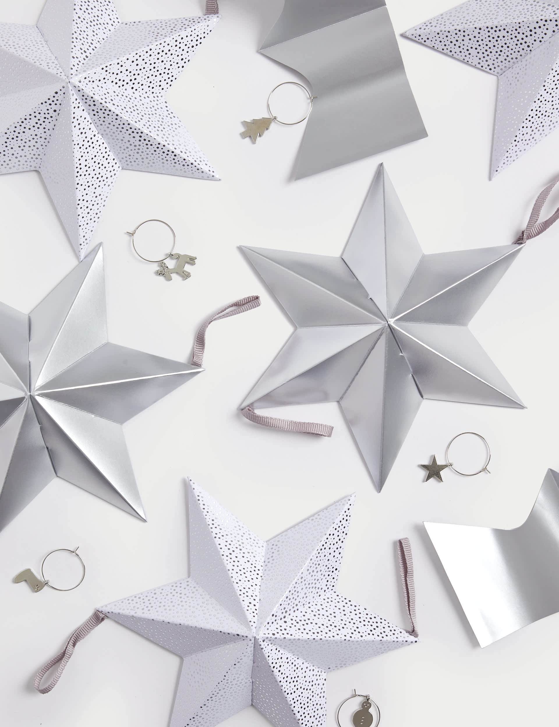 M&S 6 Star-Shaped Christmas Crackers - Silver & White Design