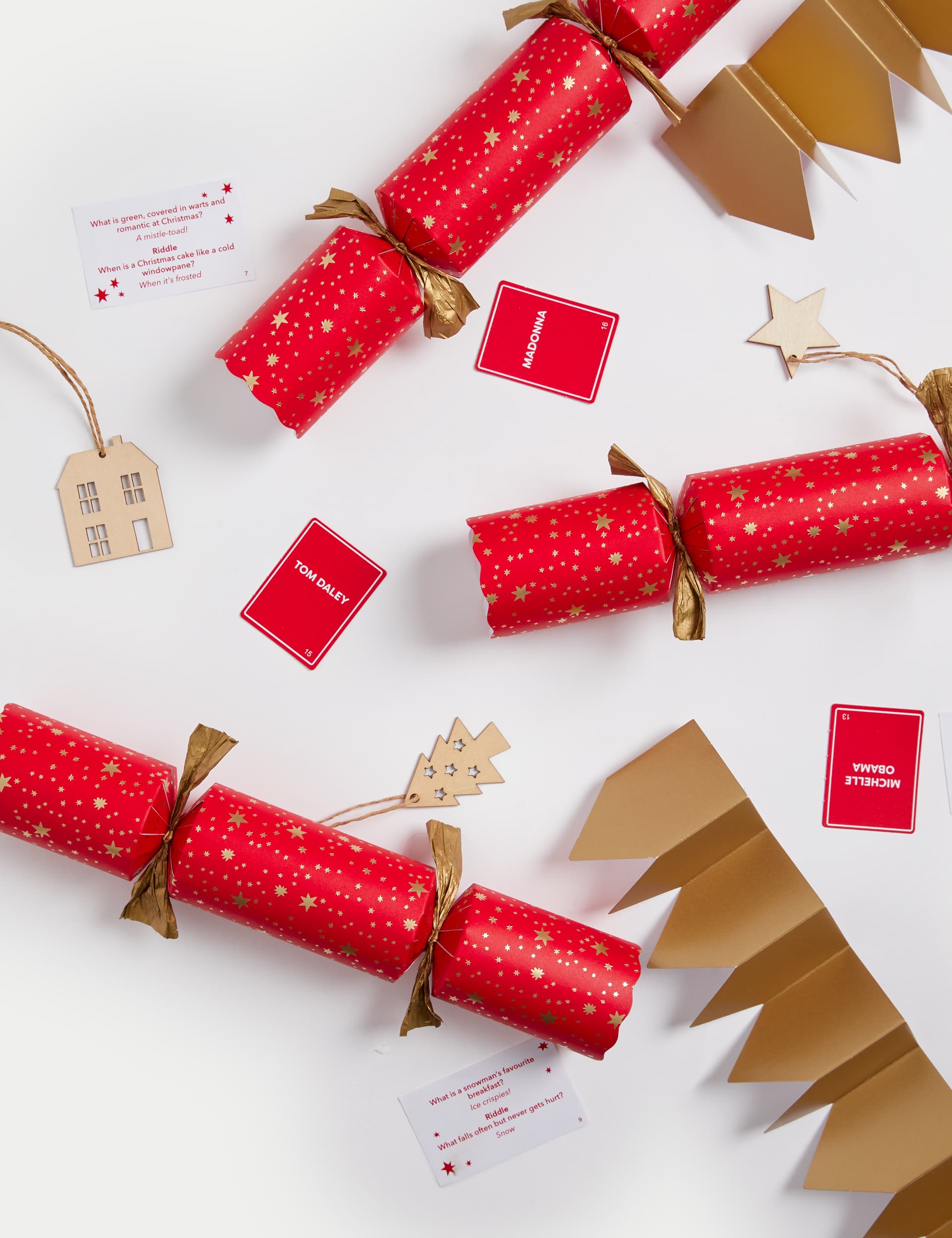 M&S 8 Christmas Crackers - Red & Gold Stars Design