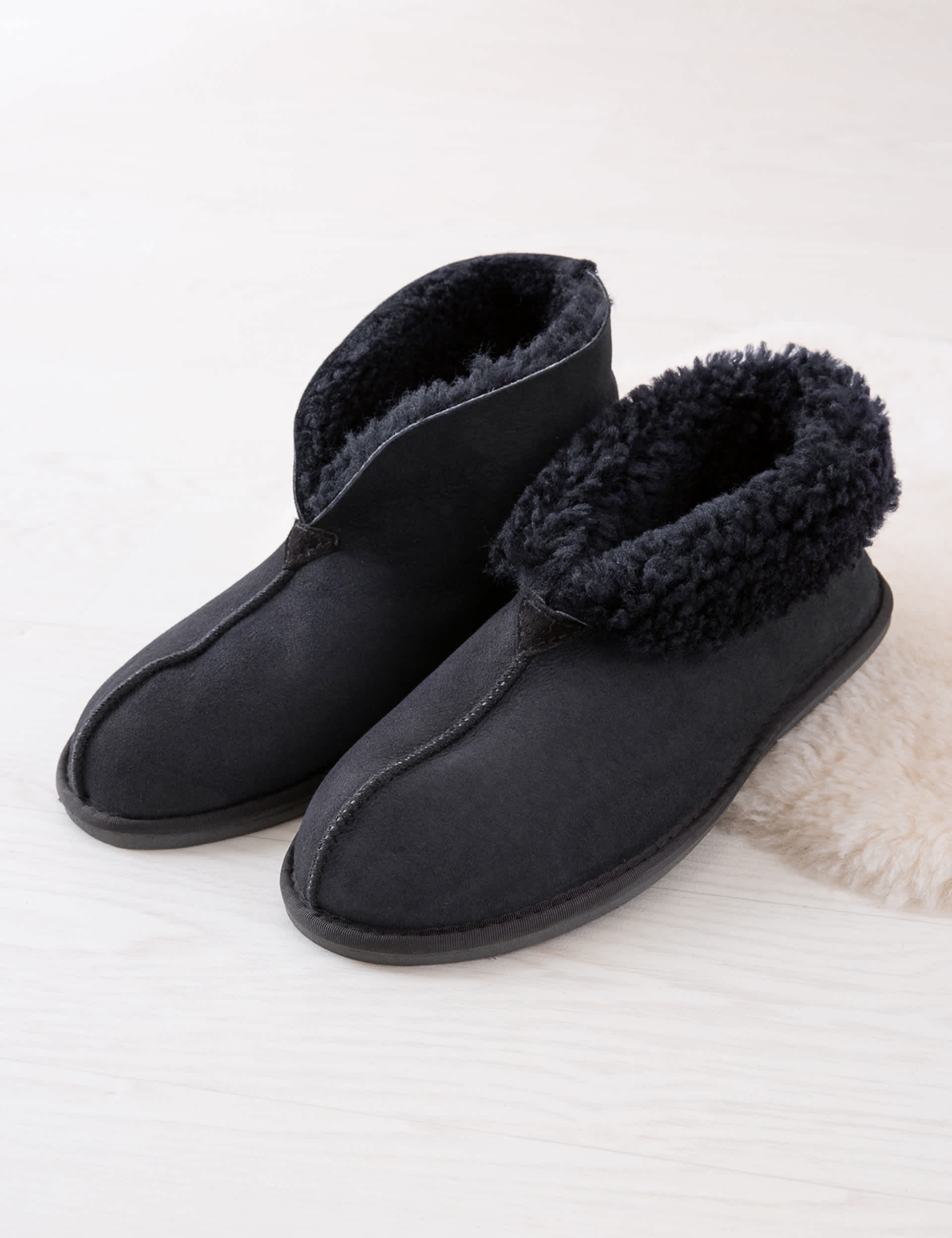 Celtic & Co. Men's Sheepskin Slipper Boots - 7 - Navy, Tan,Navy