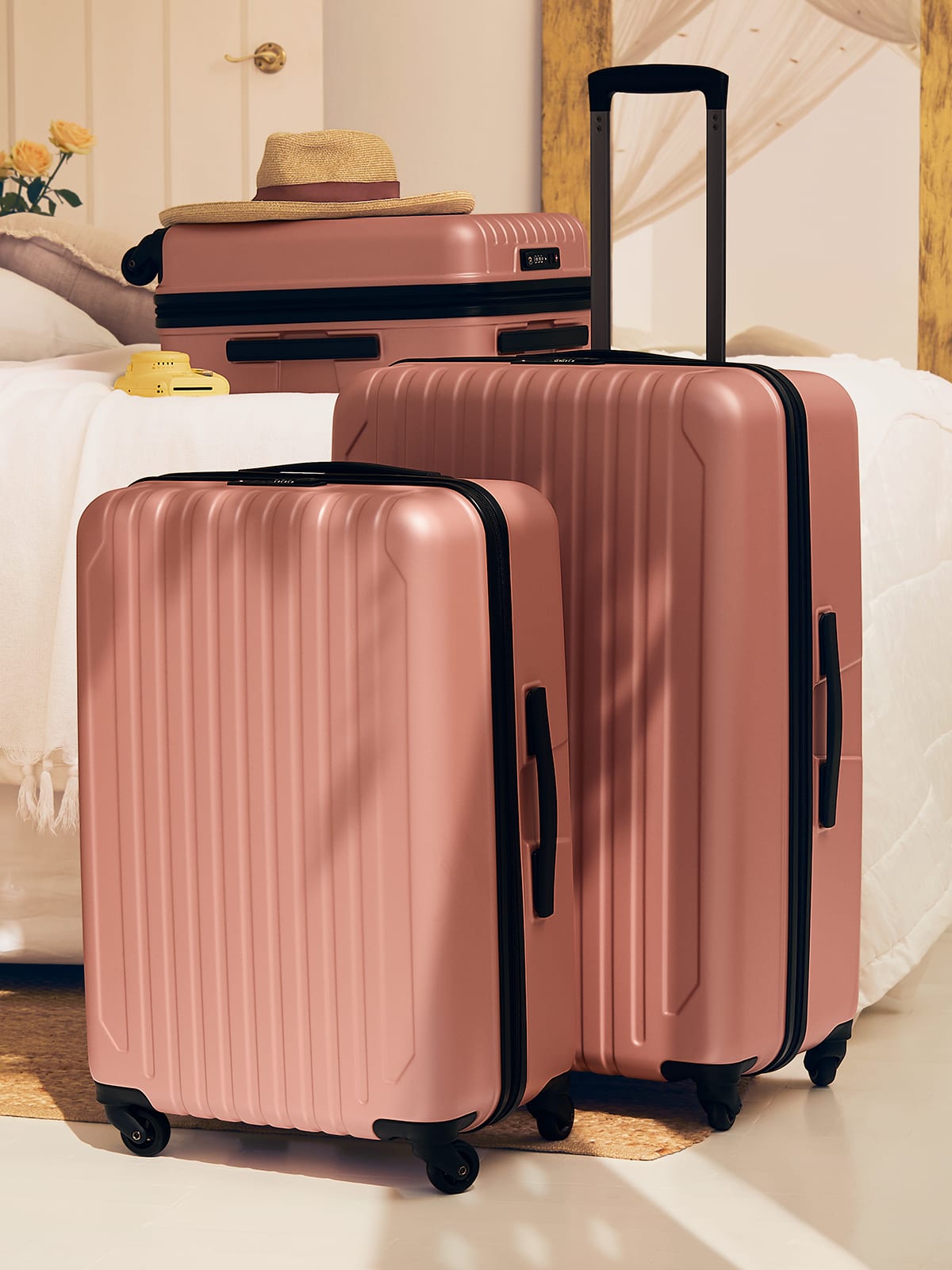 Medium 4-wheel hard suitcase with security zip in rose