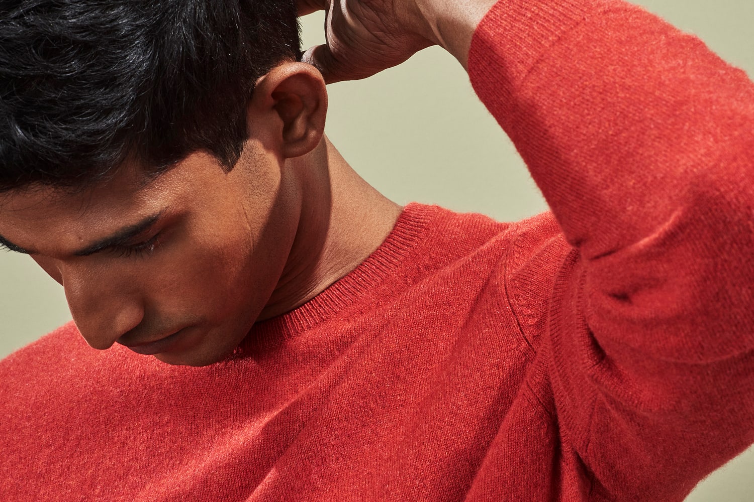 Man wearing a red cashmere jumper