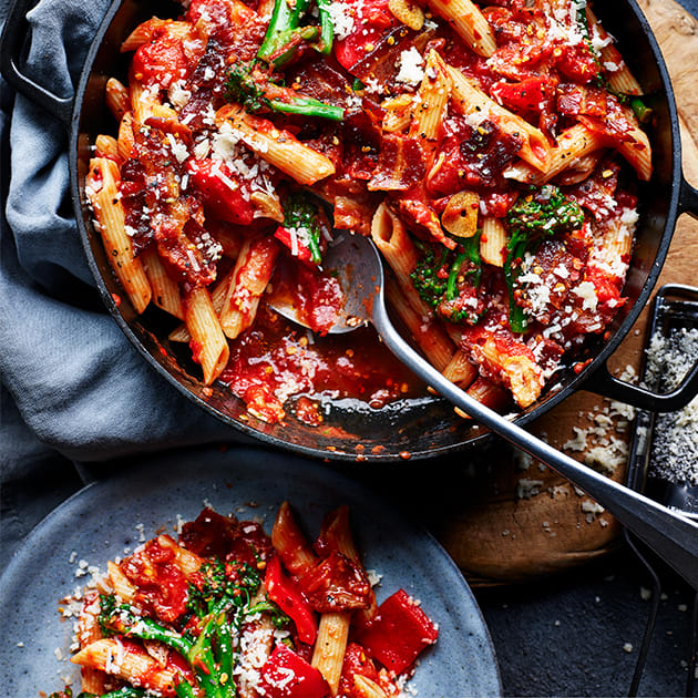 One-pan bacon, tomato and broccoli pasta