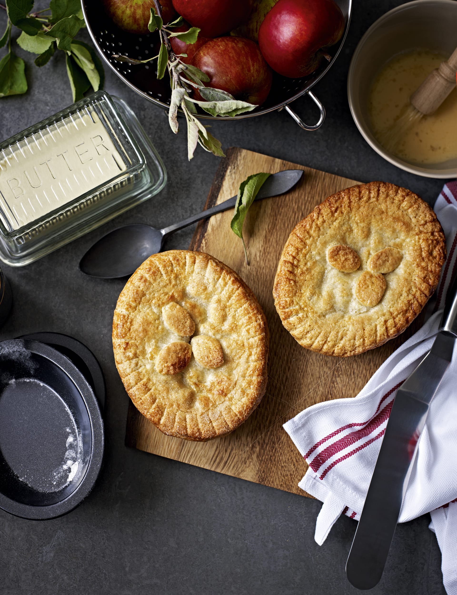4 Piece Professional Non-Stick Oval Mini Pie Tins Image 1 of 2