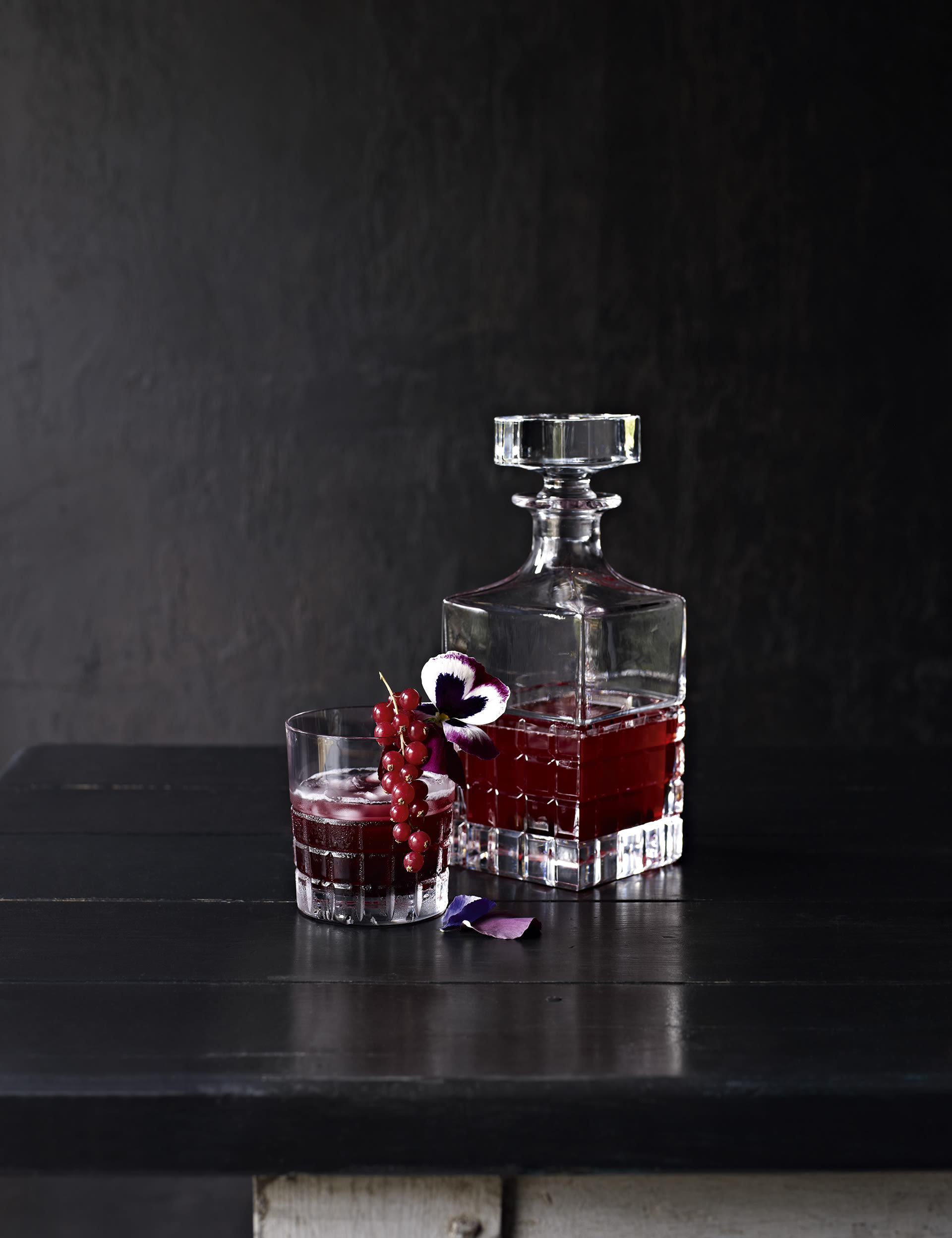 Linear Decanter 85cl Image 2 of 3