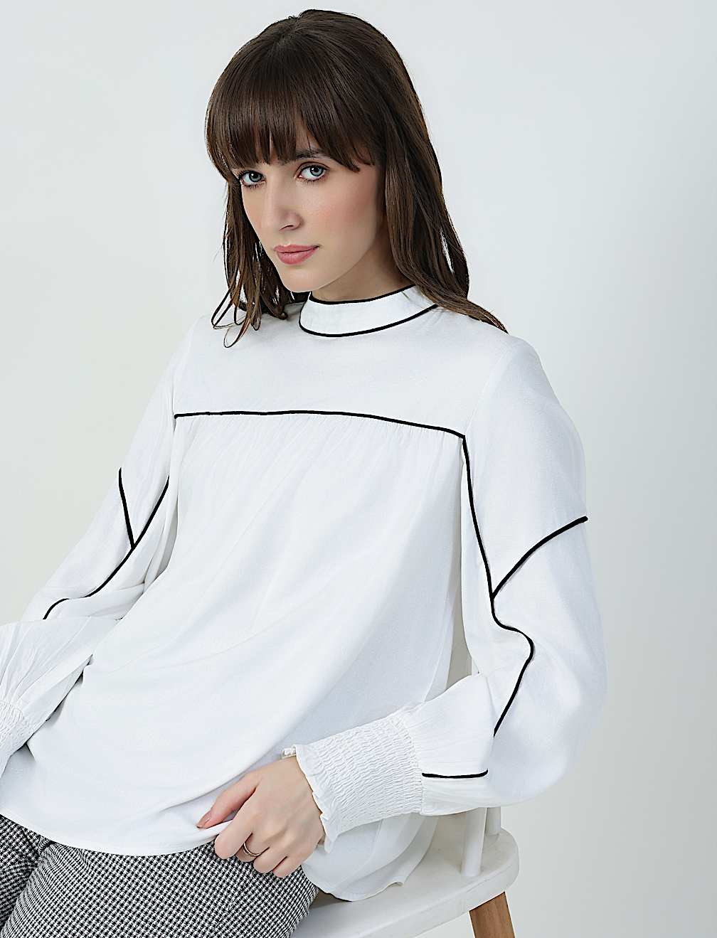 MOCK NECK CONTRAST TIP BLOUSE