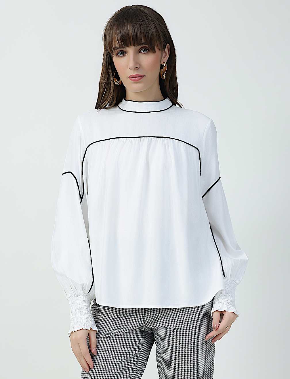 MOCK NECK CONTRAST TIP BLOUSE