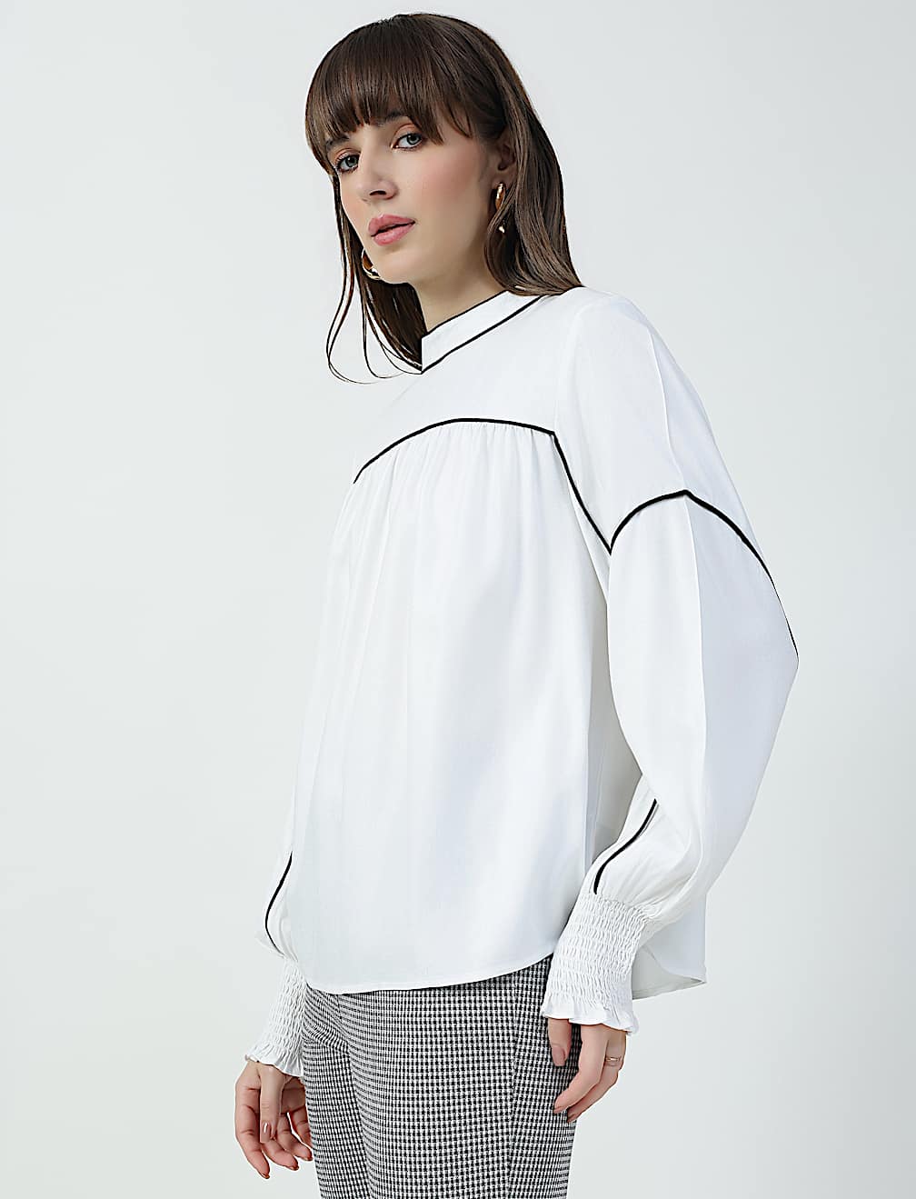MOCK NECK CONTRAST TIP BLOUSE