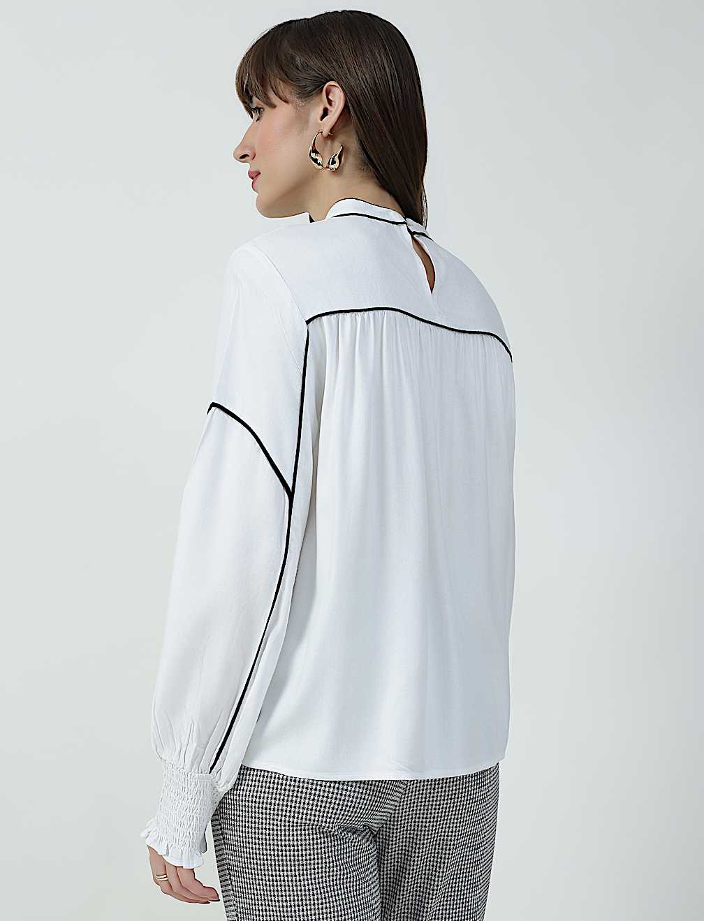 MOCK NECK CONTRAST TIP BLOUSE