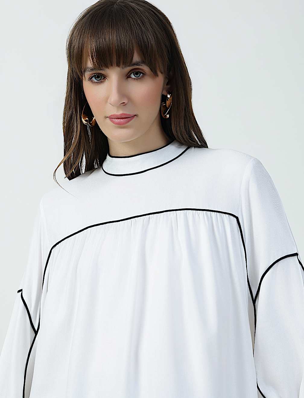 MOCK NECK CONTRAST TIP BLOUSE