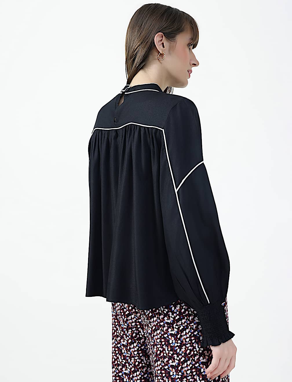 MOCK NECK CONTRAST TIP BLOUSE