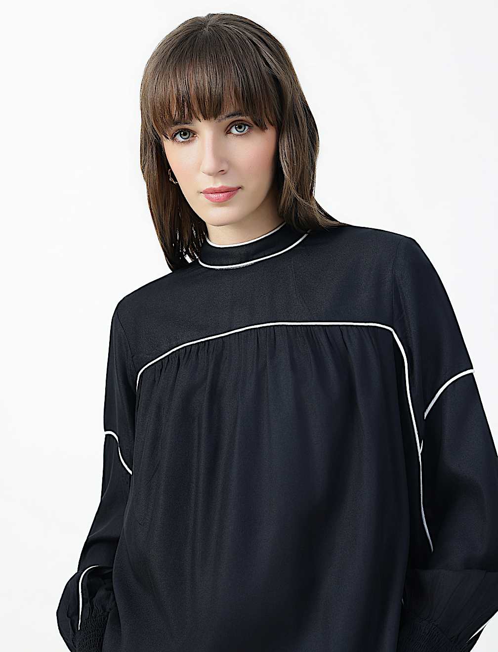 MOCK NECK CONTRAST TIP BLOUSE