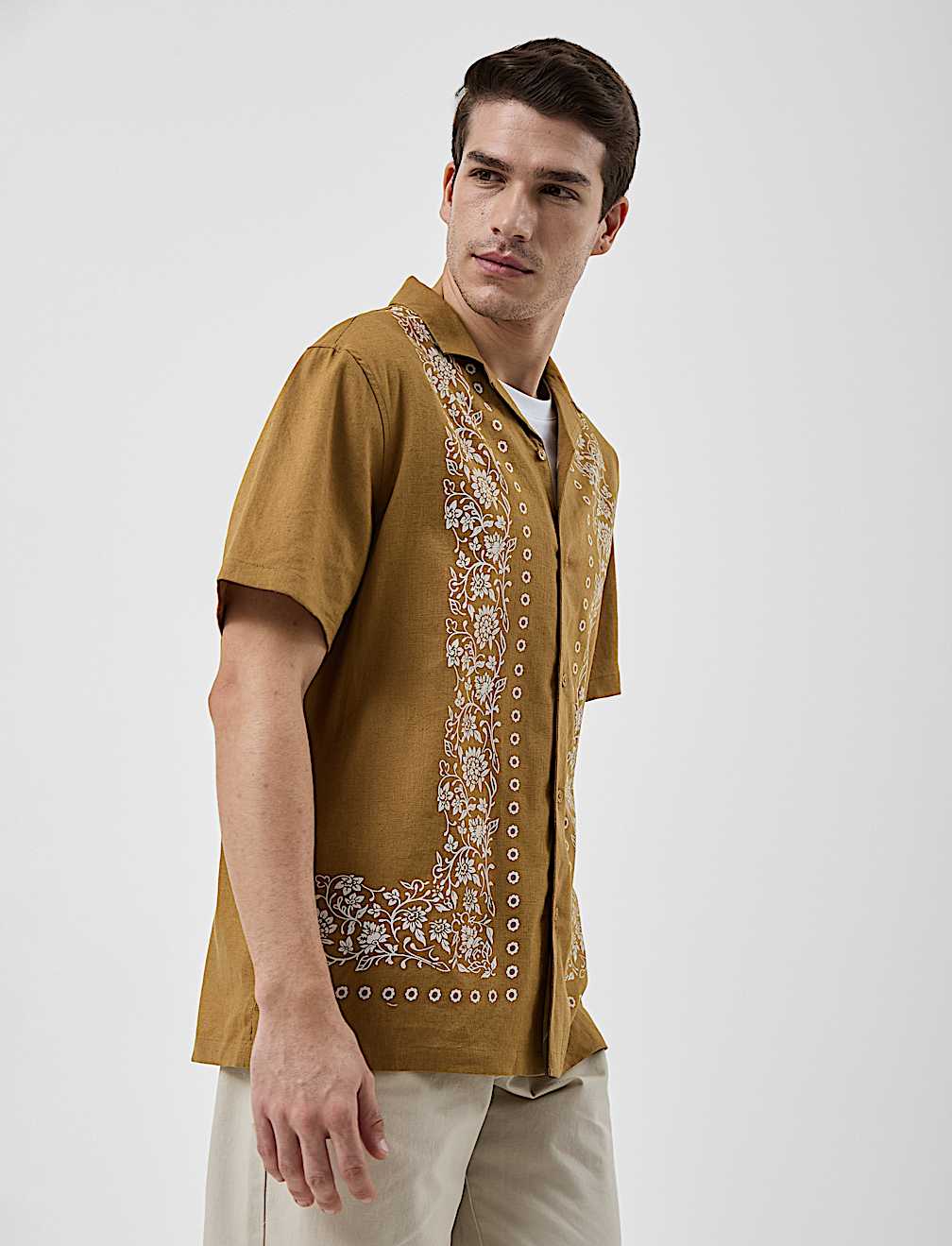 REVERE COLLAR SS BORDER PRINT SHIRT