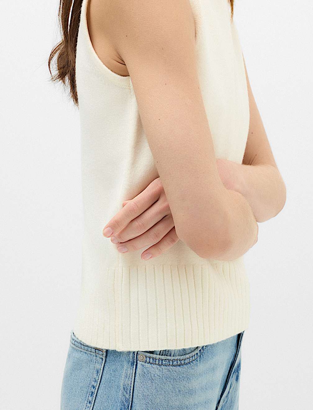 Air-Yarn Crew Neck Knitted Vest
