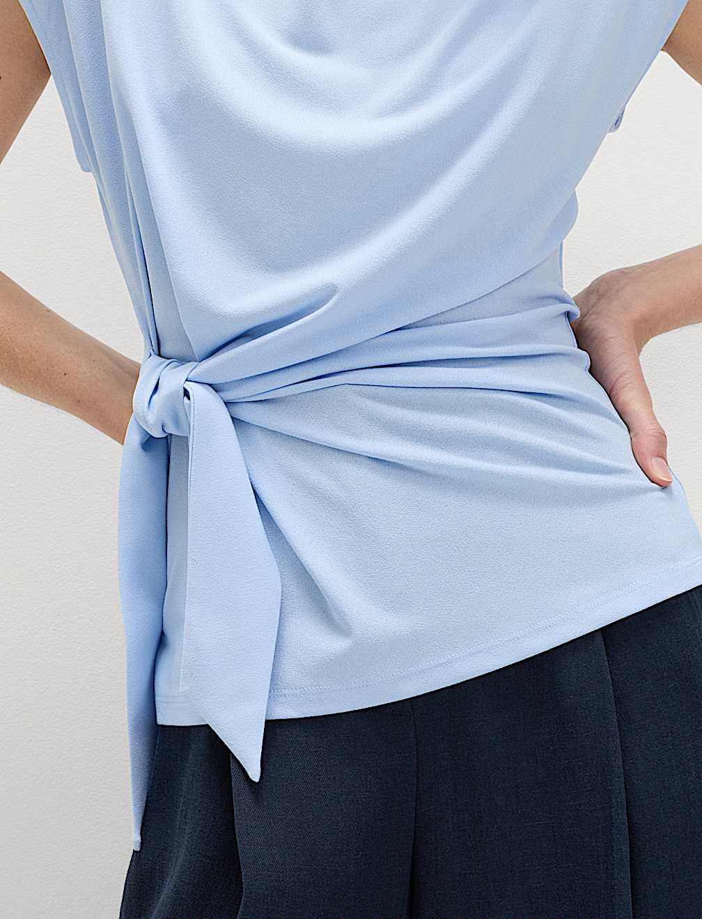 Sleeveless Knot Detail Top