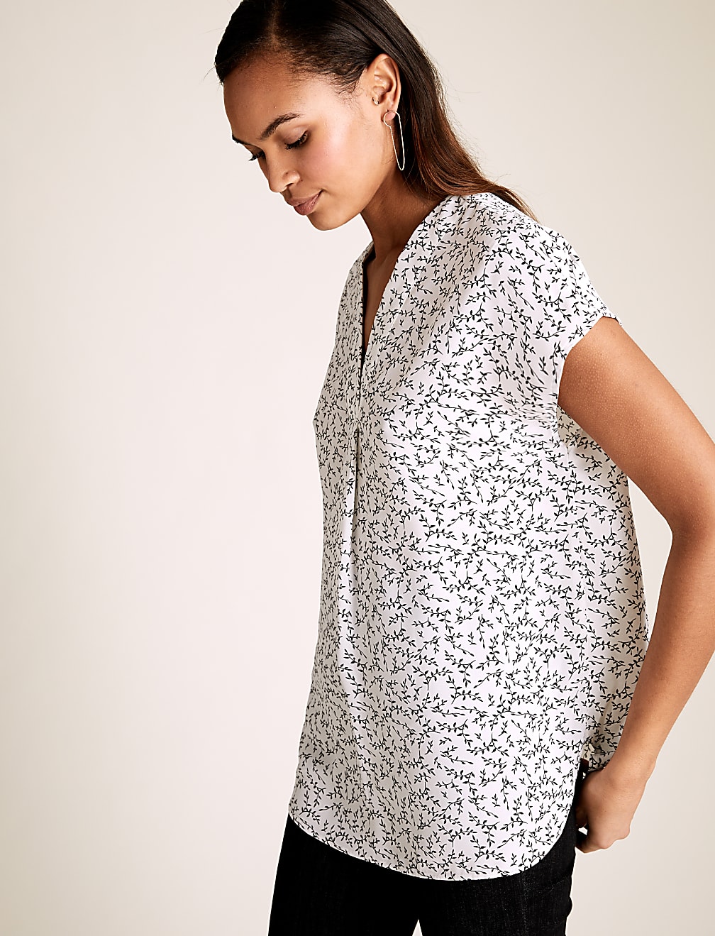 Leaf Print V-Neck Sleeveless Shell Top