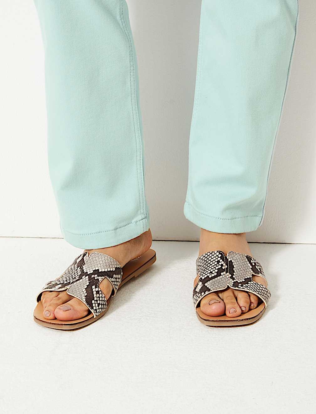 Roma Straight Leg Jean