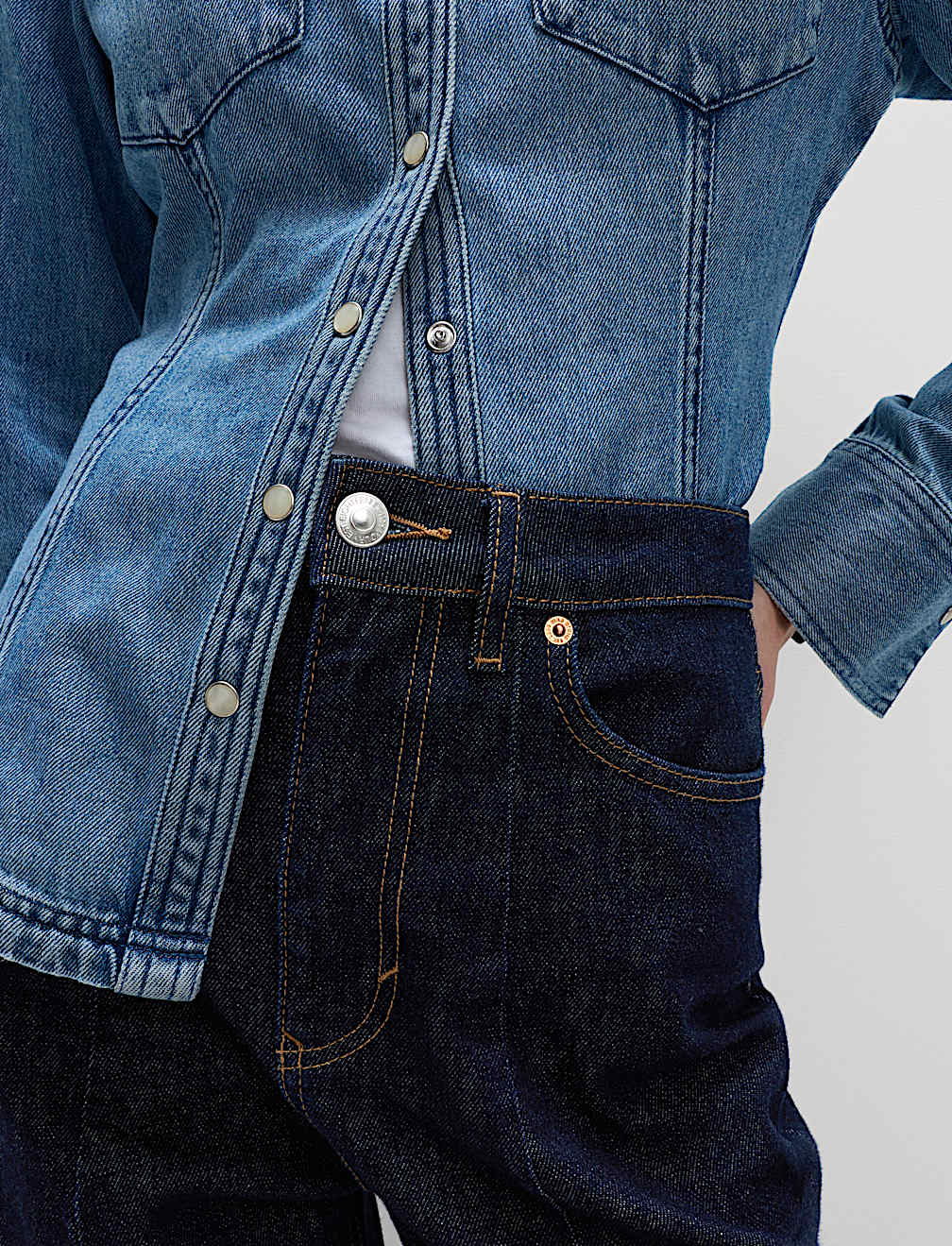 Mid Rise Dart Detail Barrel Jeans