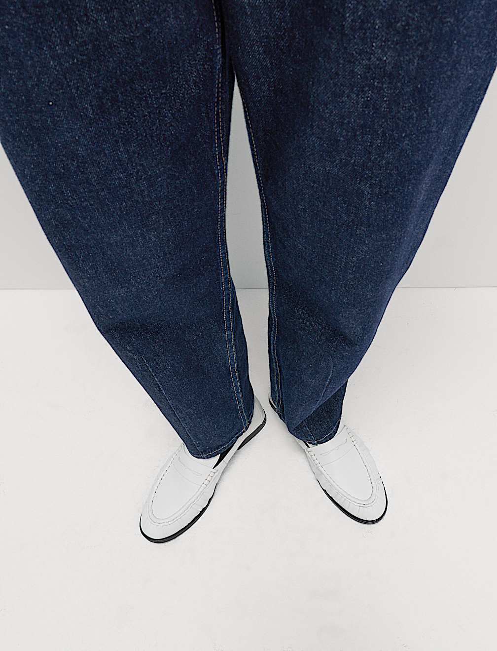 Mid Rise Dart Detail Barrel Jeans
