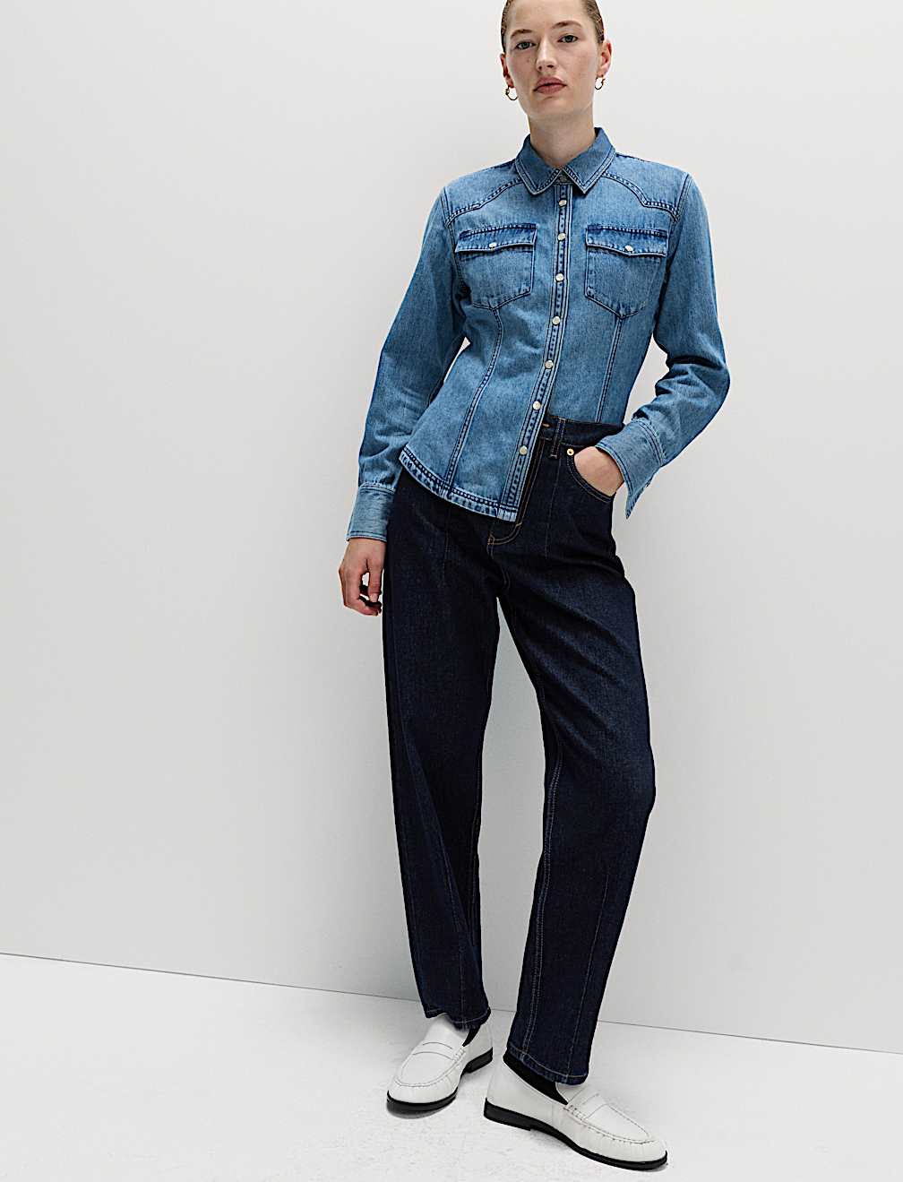 Mid Rise Dart Detail Barrel Jeans