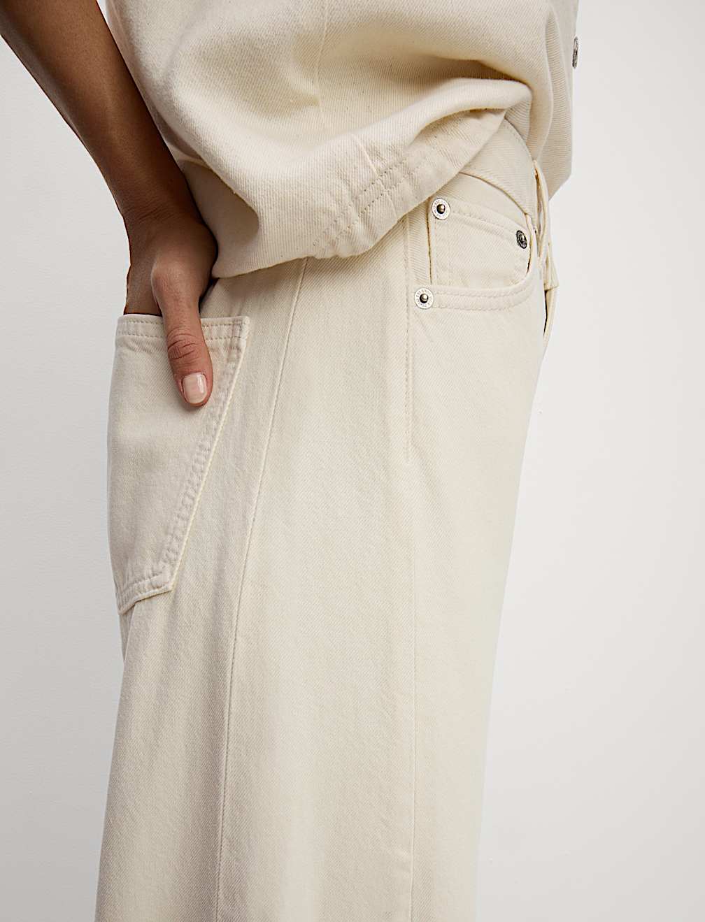 Mid Rise Barrel Jeans