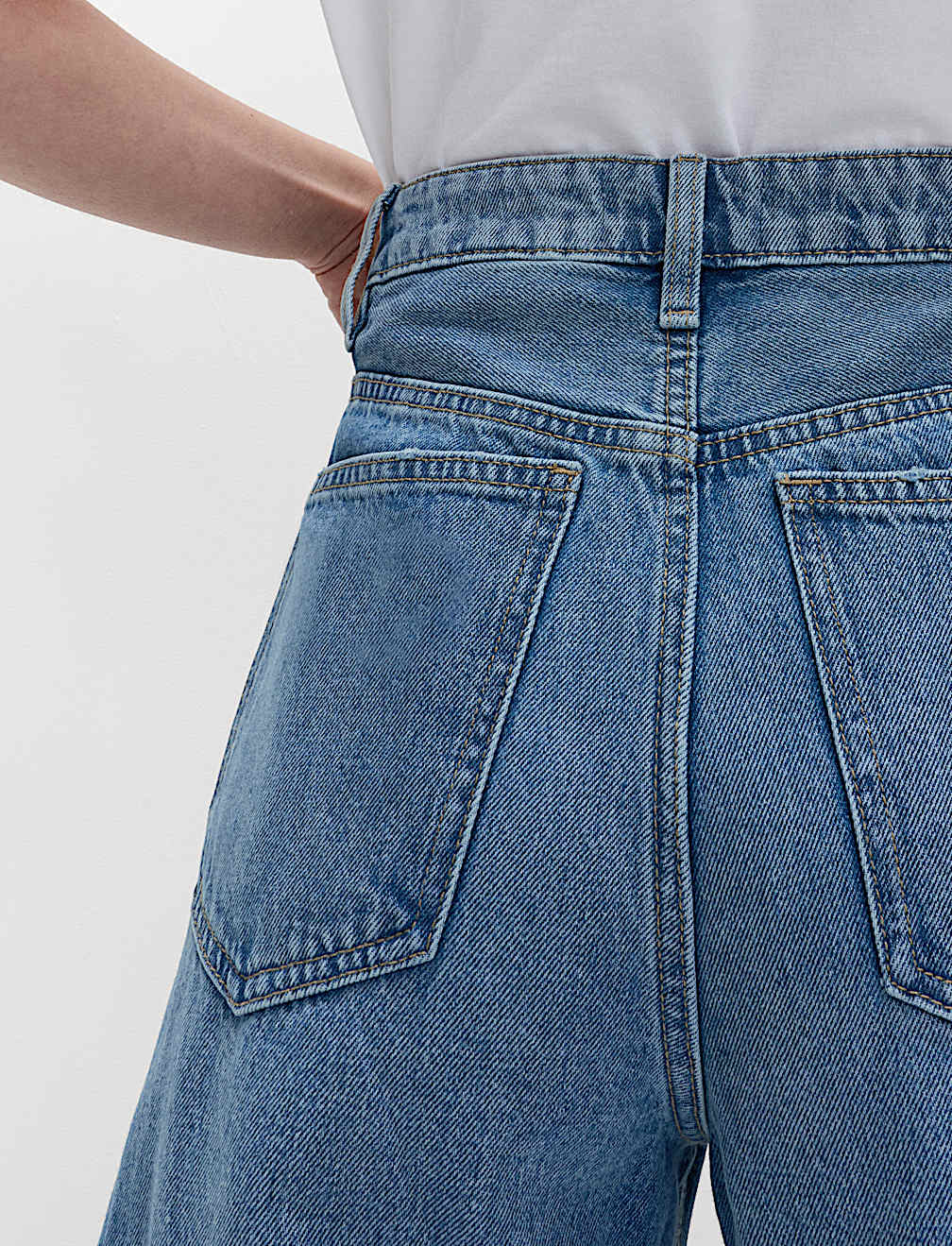 Mid Rise Barrel Jeans