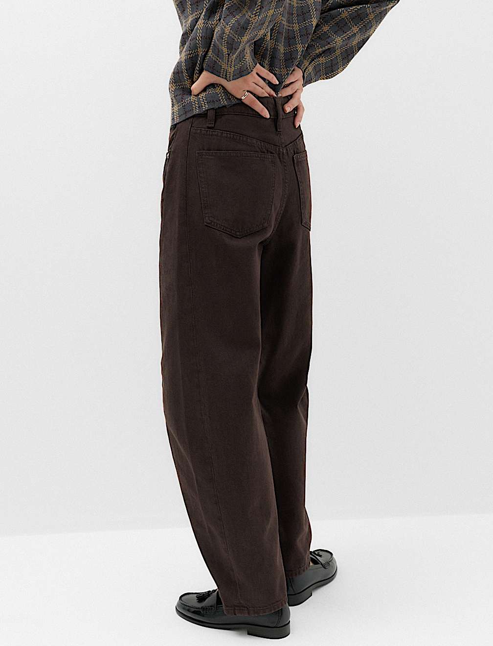 Mid Rise Barrel Jeans