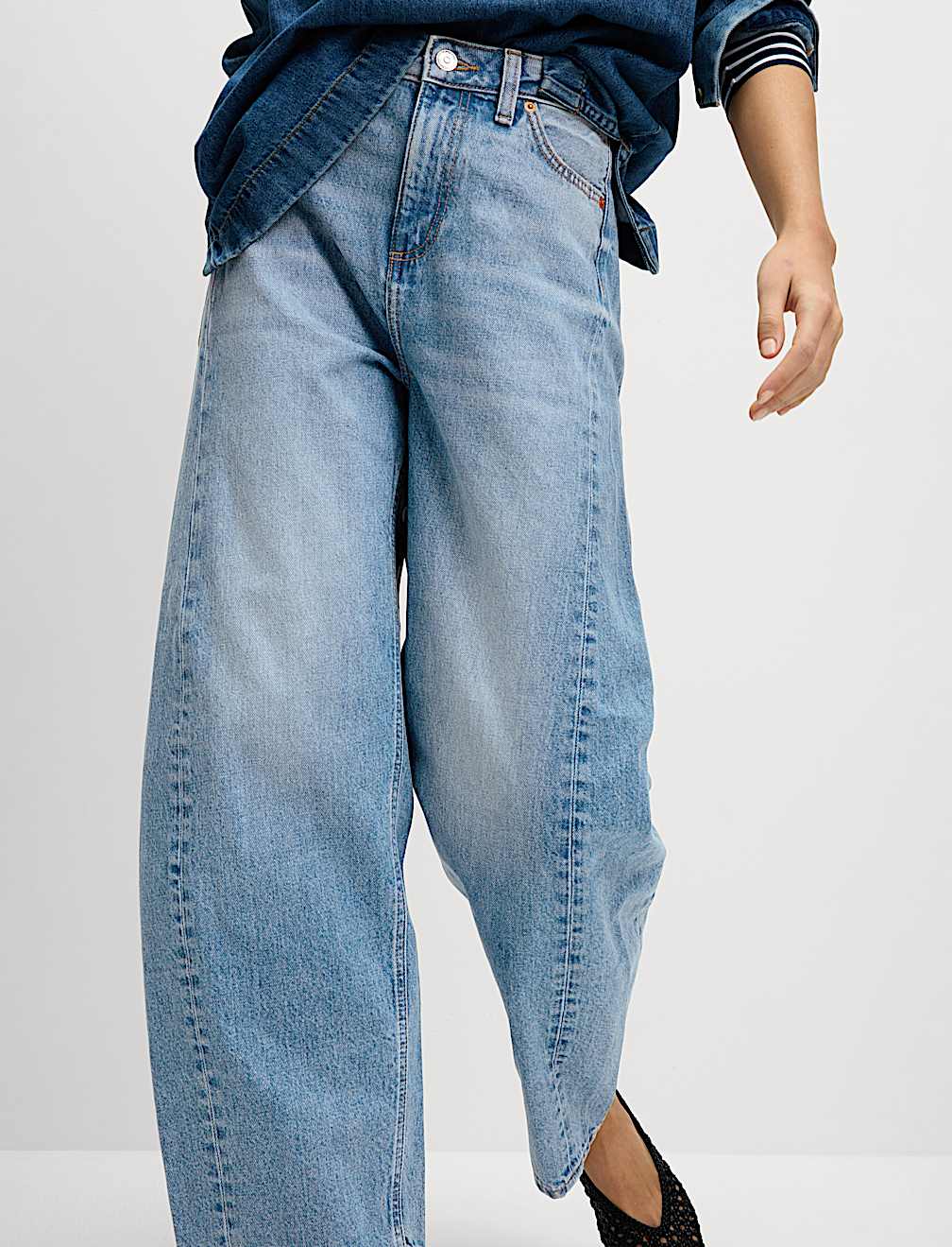 Mid Rise Barrel Jeans