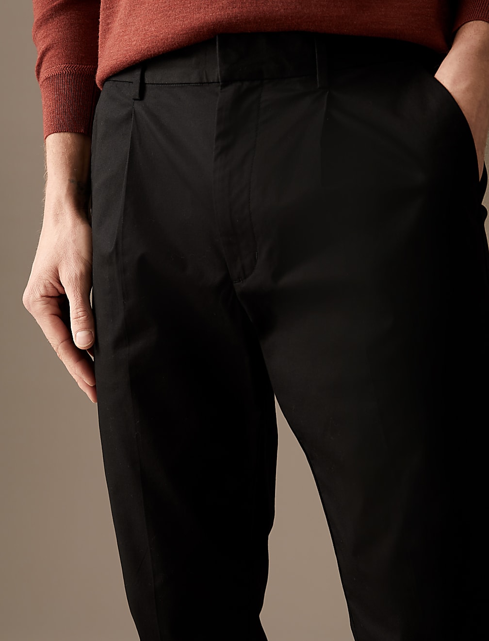 Tapered Fit Pleat Front Stretch Chinos
