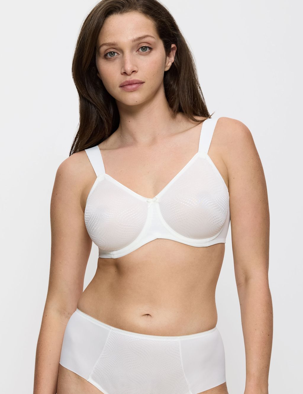 Triumph Essential Wired Minimiser Bra C-F - 36DD - Cream, Cream