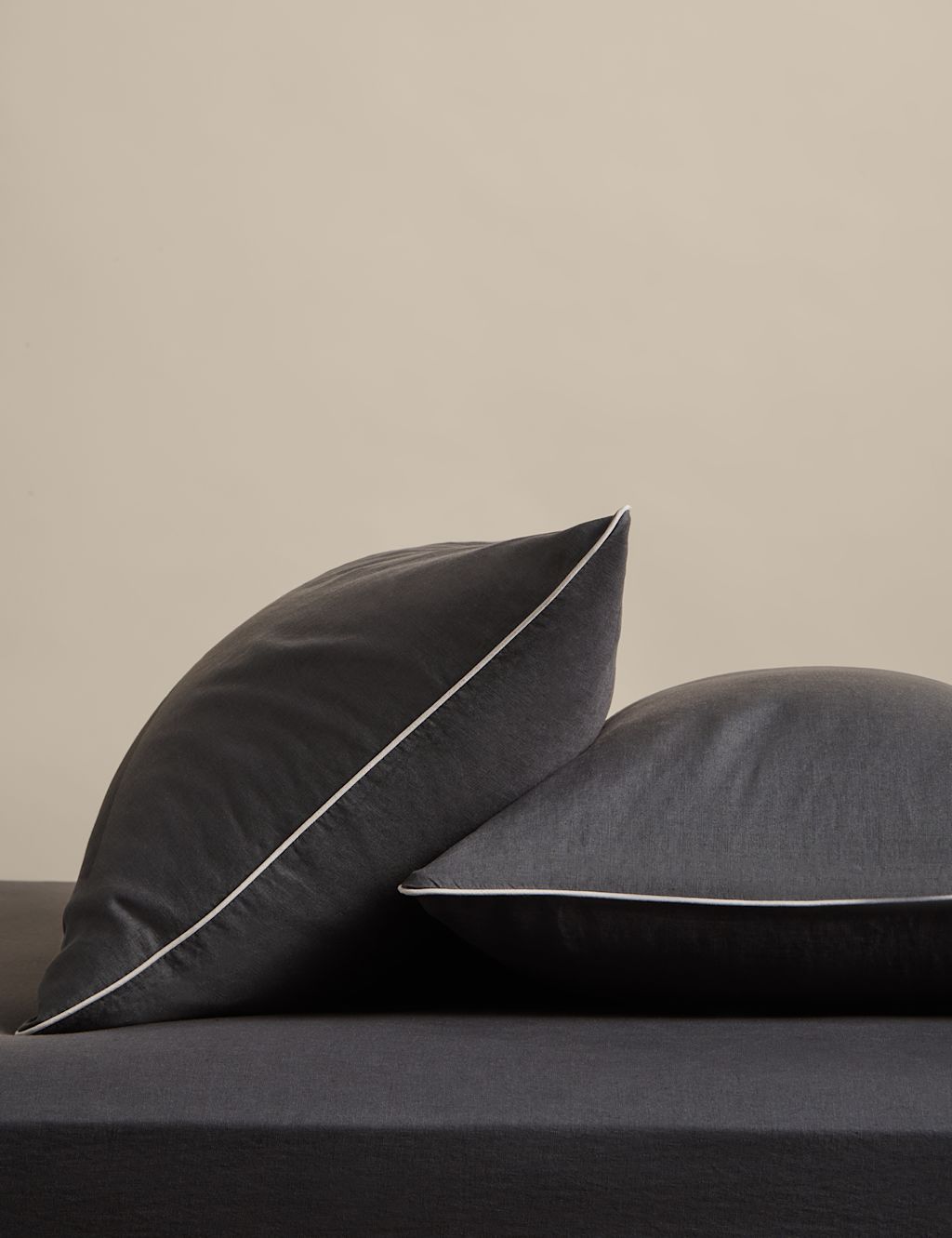 M&S 2 Pack Pure Linen 190gsm Pillowcases - Charcoal, Charcoal