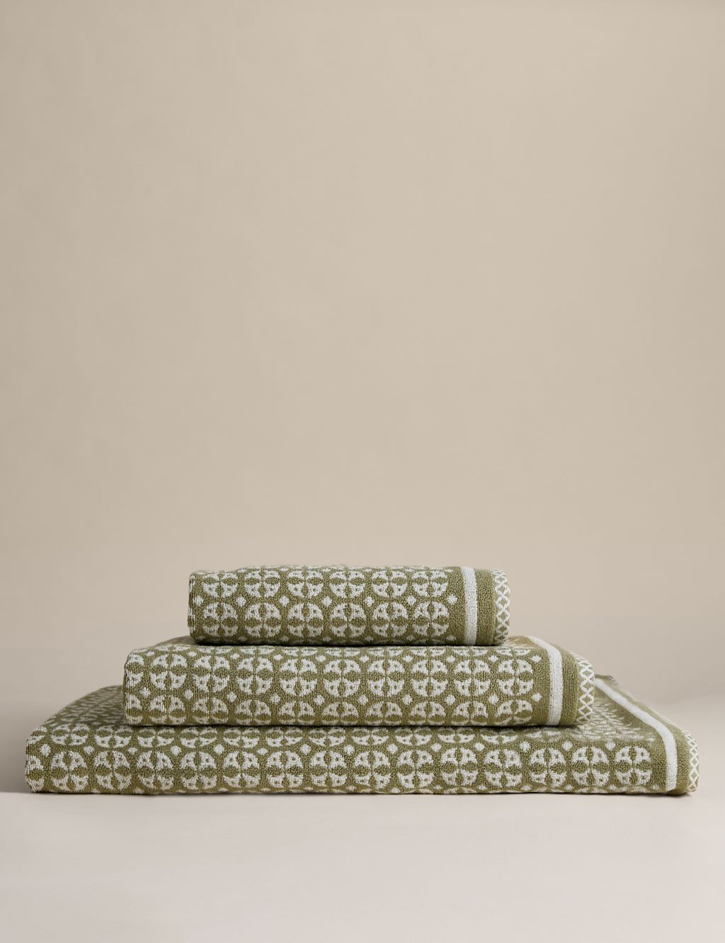 M&S Pure Cotton Geometric Circle Towel - Bath Sheet - Fern, Fern