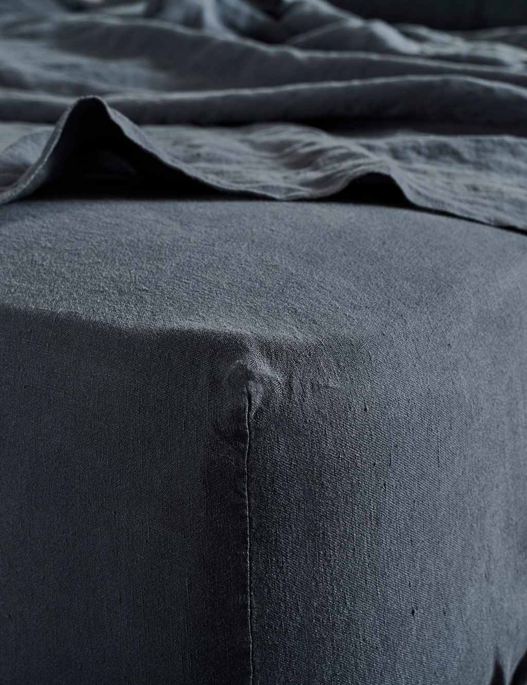 Bedfolk Pure Linen Washed Fitted Sheet Navy
