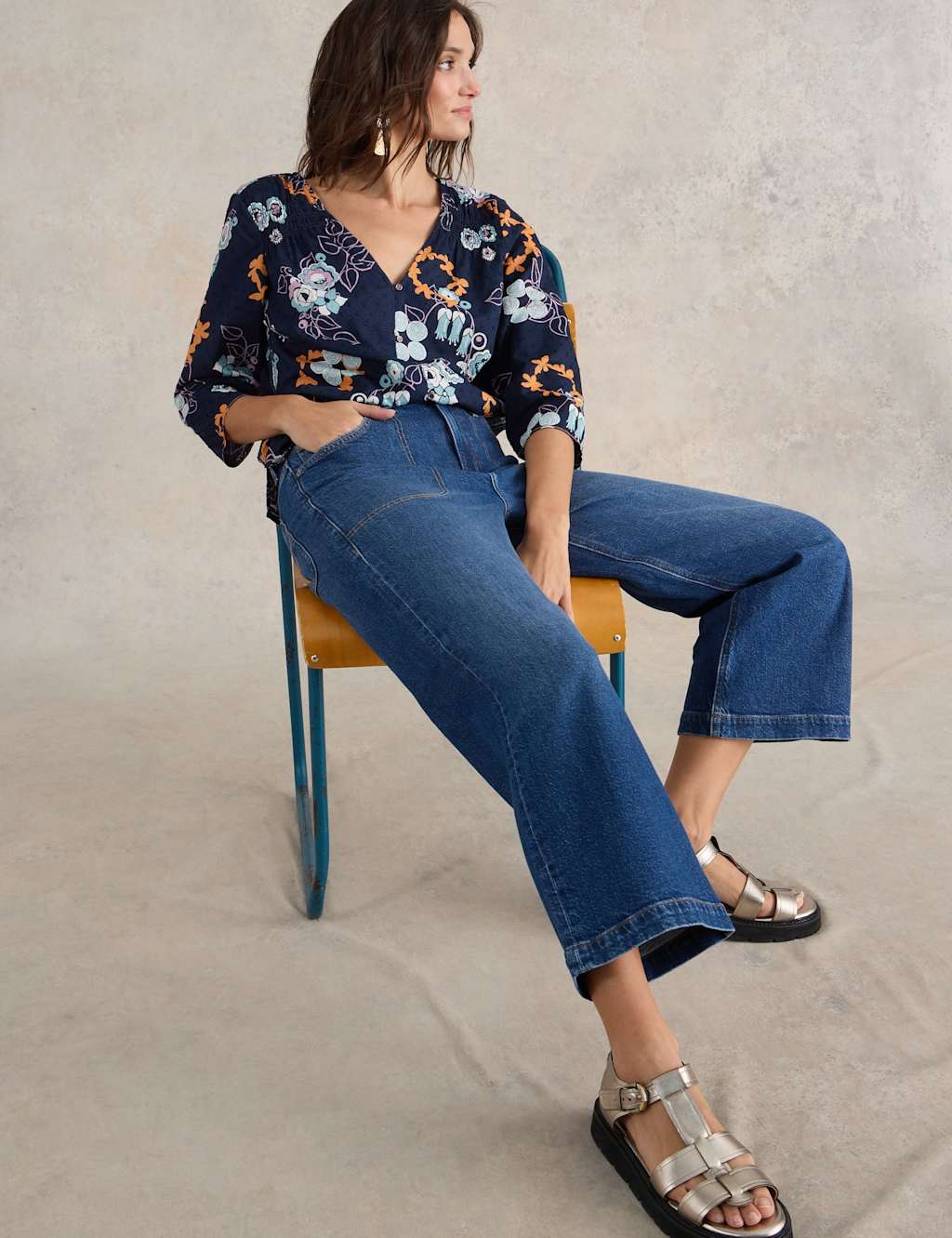 Mid Rise Wide Leg Cropped Jeans