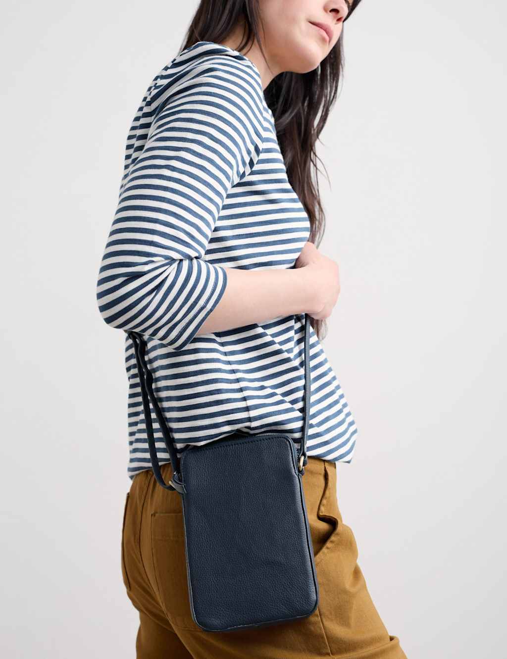Seasalt Cornwall Leather Phone Bag Navy