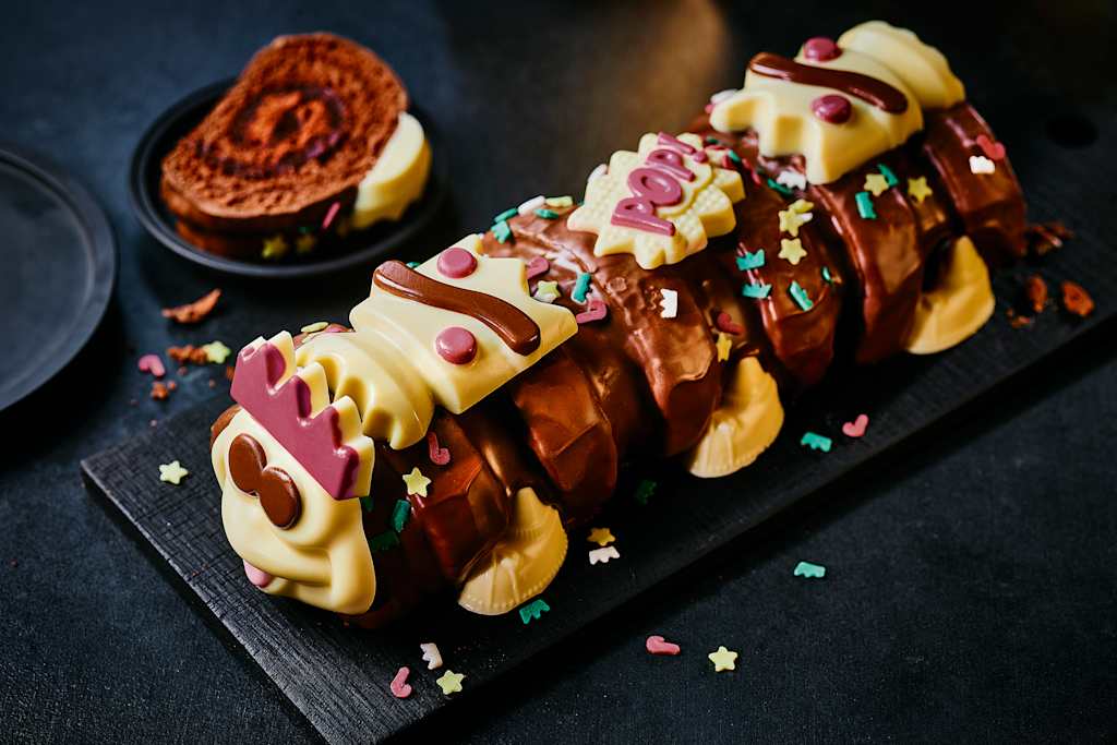 Christmas Cracker Colin the Caterpillar™ (Serves 10) 1 of 1